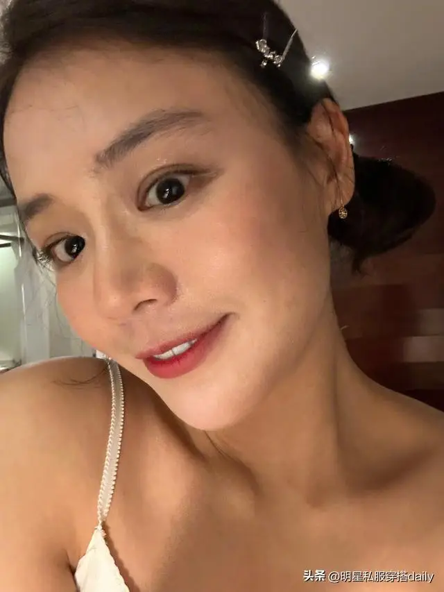 马思纯情人节晒怼脸自拍,穿碎花小吊带俏皮甜美,瘦了后美回来了