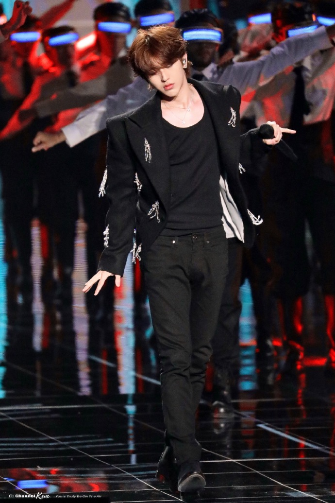 这腿长的 这脸小的 这身材 这脸蛋儿#蔡徐坤ins#|#蔡徐坤