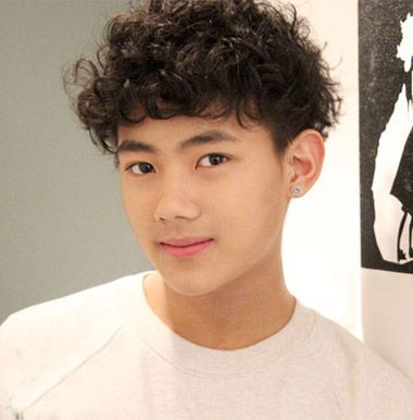 最显帅气的自然卷男生短发发型