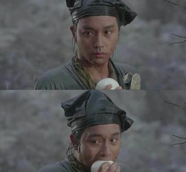 在雨中吃馒头的这个场景因为十分呆萌后来被做成了表情包,不过看着的