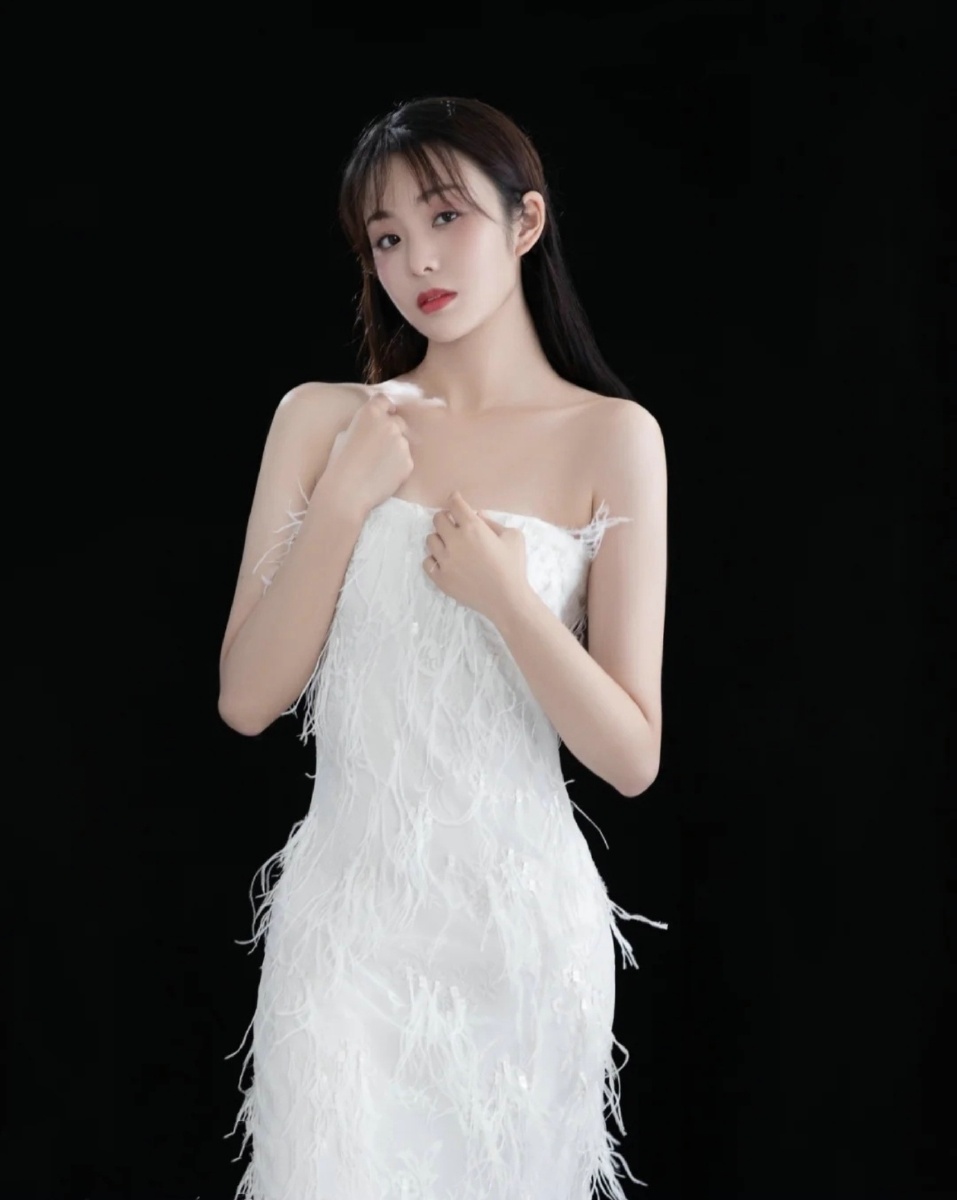 别人眼里隔着屏幕触不可及的网红是在我车上光脚盘