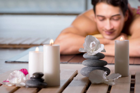 年轻英俊的男子 spa 过程照片