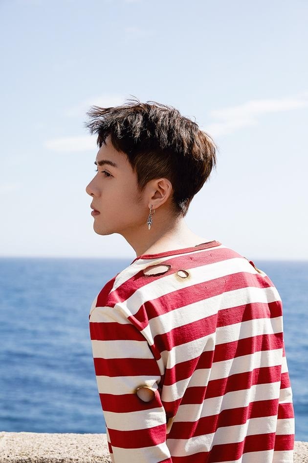 简介:曾舜晞海边青春阳光写真图片,分享一组曾舜晞图片给大家,图中的