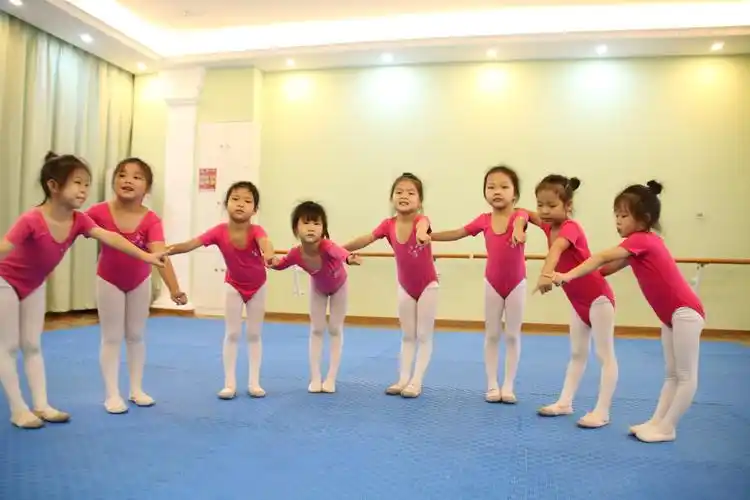 18929335990张老师 地址:爱联地铁站c出口名居广场二楼135号天梦舞蹈