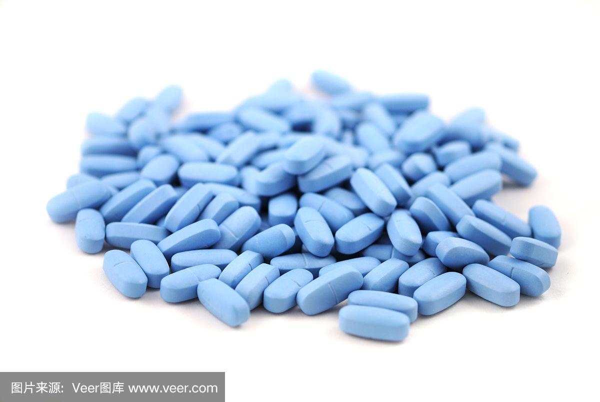 蓝色椭圆形药片特写在白色的背景