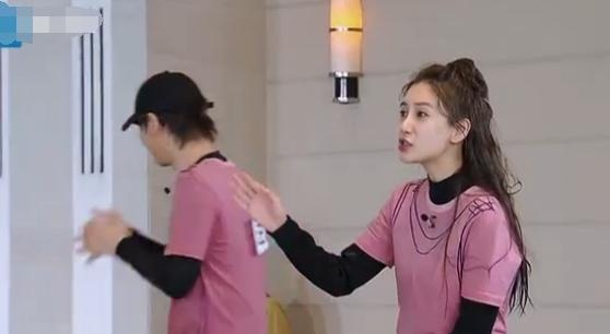 沙溢的体重是跑男团里最重的一位,每次椅子抬起他时都会比别人的要慢