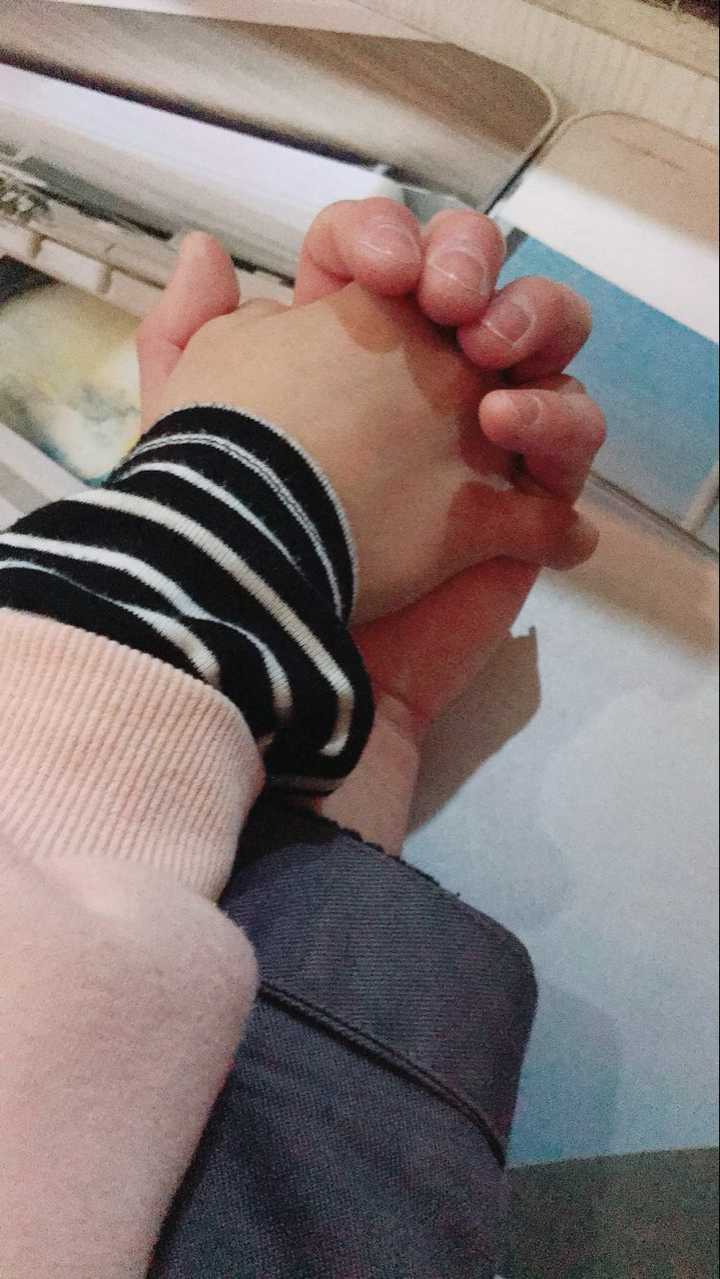 奔现见面的第一天,就抱着我哭哭唧唧的,说我都照顾不好自己(我天天