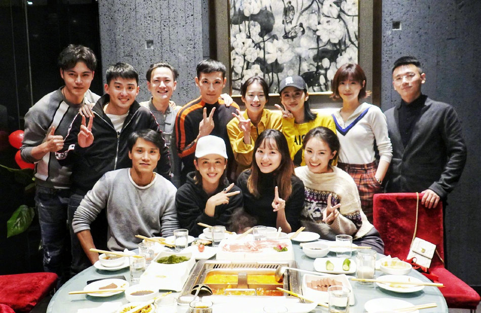 景甜晒同学聚会合照,郑爽阚清子均未现身,其他人一个也不算明星