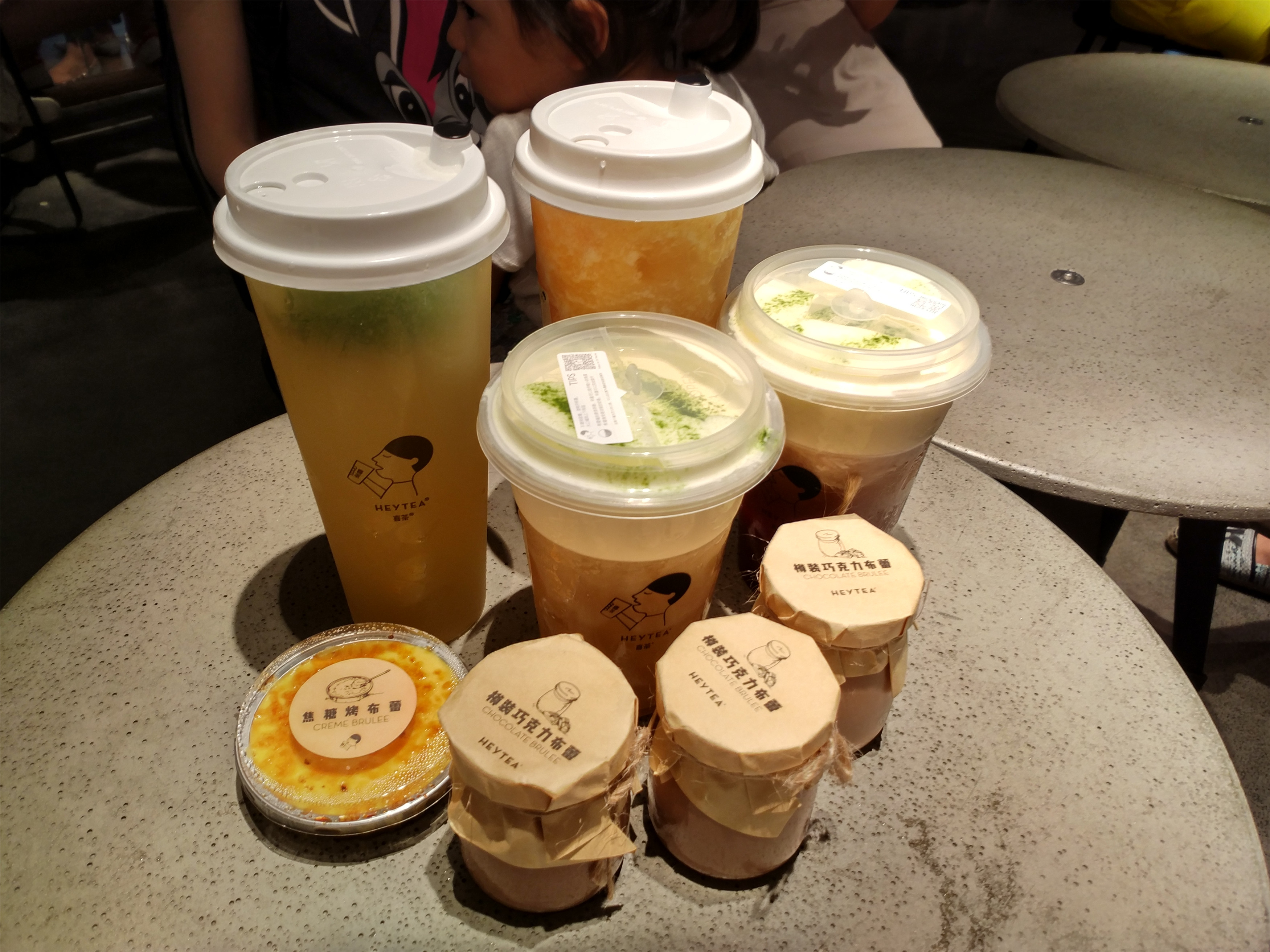 正大广场是唯一一个有双吧台的喜茶,据说速度比较快,所以去感受了一下