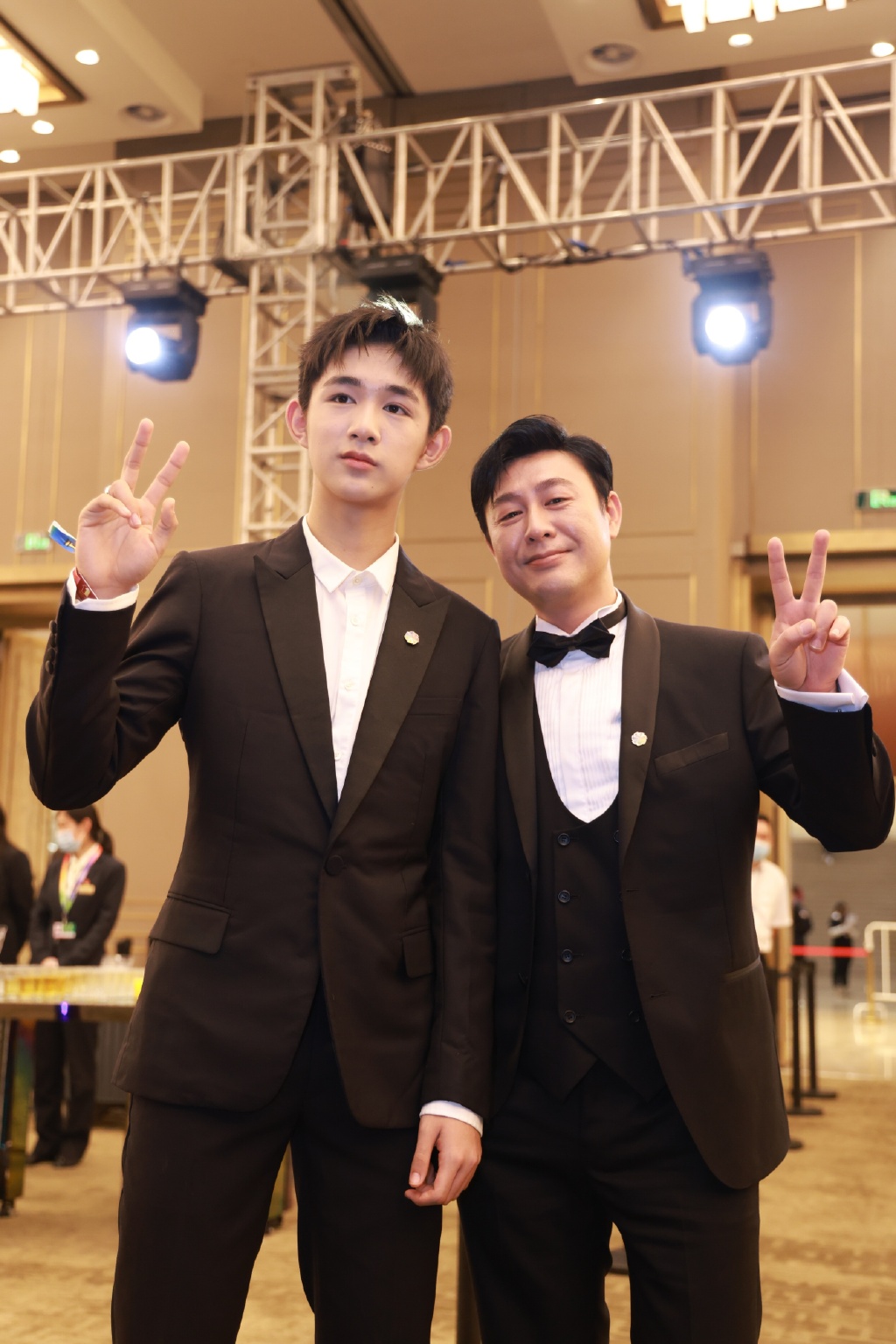 张颂文晒与荣梓杉合照身高被反超献上隐秘的角落回忆杀