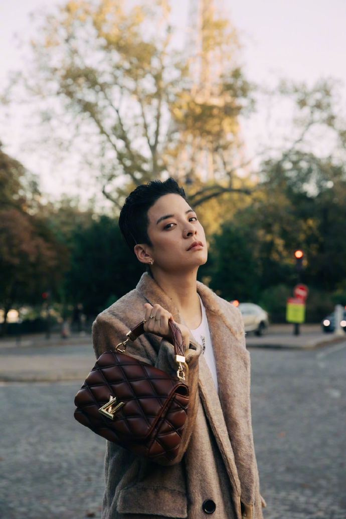 vogue直击#@刘逸云amber身着louis vuitton 2023 秋冬女装系列出席