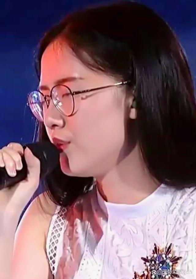 2017年7月,郭沁参加《中国新歌声第二季》,凭借演唱《美若黎明》加入