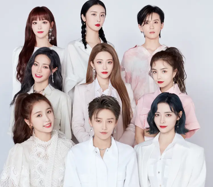 难怪说出道即整容,看刘雨昕孔雪儿的未出道合照,粉丝都不敢认_转型