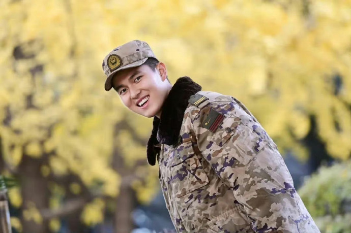 穿军装的样子真帅