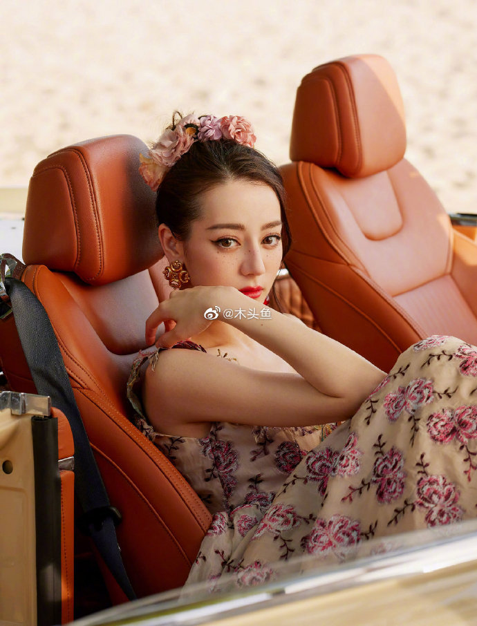 迪丽热巴让我想起了2021年的雀斑妆容真的好好看,灵动娇俏.