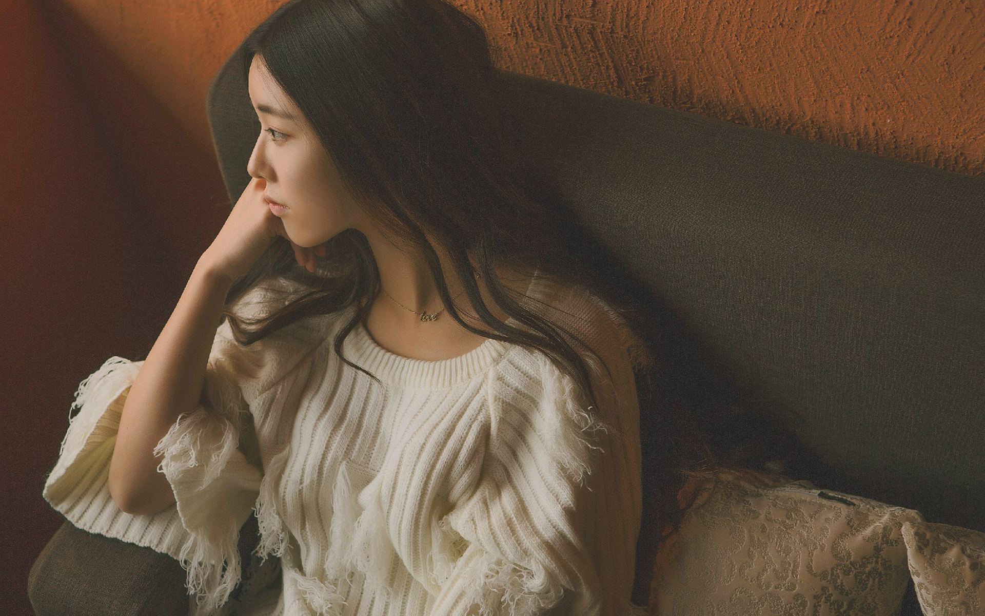 气质优雅侧颜美女写真电脑桌面壁纸_美女壁纸_壁纸下载_美桌网