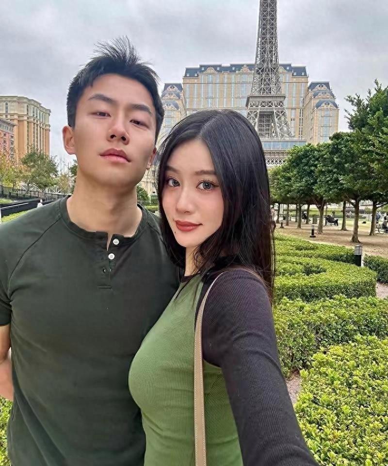 范志毅第一任空姐妻子现身,与女儿同框像姐妹,身材一流!