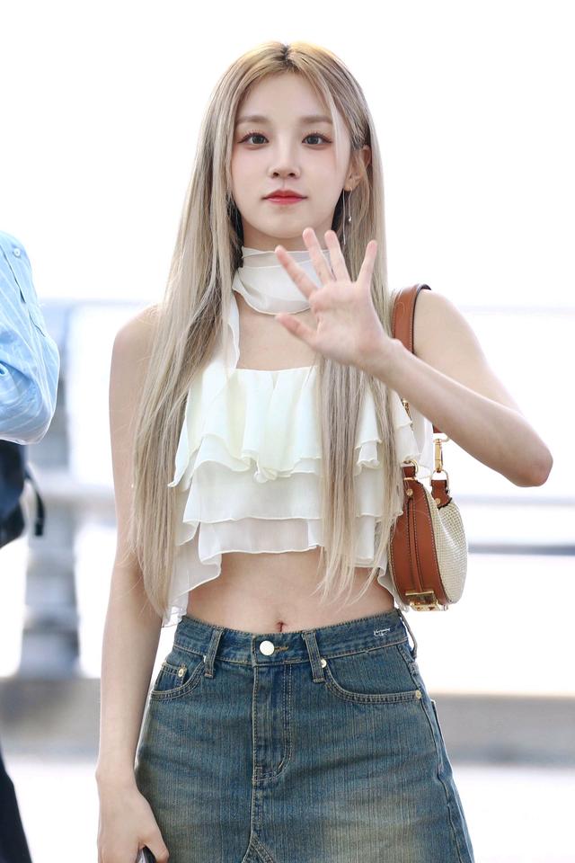 身着牛仔短裙的宋雨琦,洋溢着青春的气息