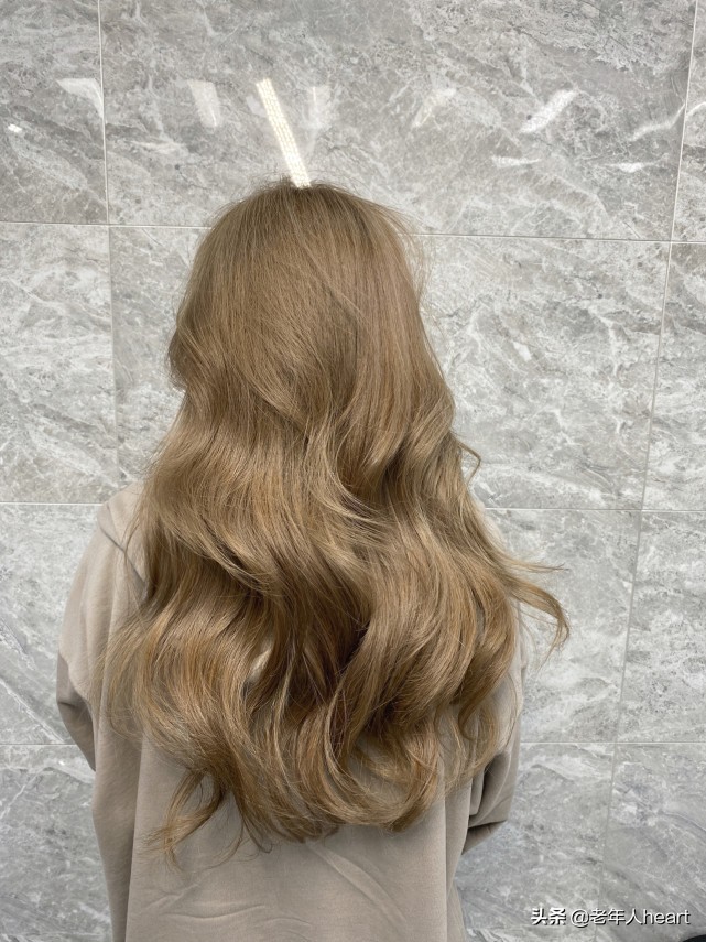 今年超流行的"奶茶棕色发色",显白不挑肤色,黄皮也能驾驭
