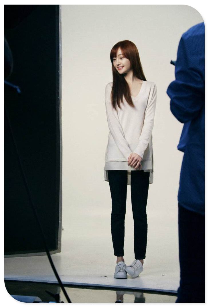 郑爽瘦到无法形容!小号喇叭裤都撑不起来,鼻子凸起似"格格巫"