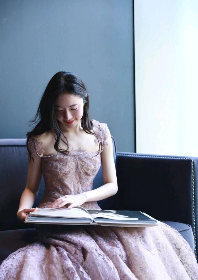 霍尊前女友陈露真的美,穿吊带长裙优雅迷人,身材前凸后翘太撩人