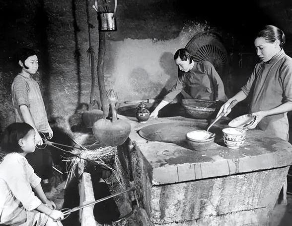 罕见老照片:旧社会的"富户人家",是什么生活水平?