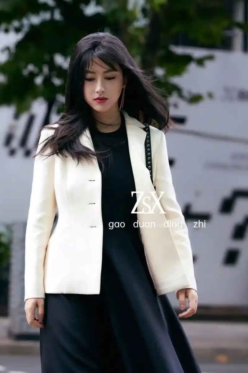 张沈轩|星99时尚ootd.朱珠经典西装外套采用轻盈白色羊 - 抖音