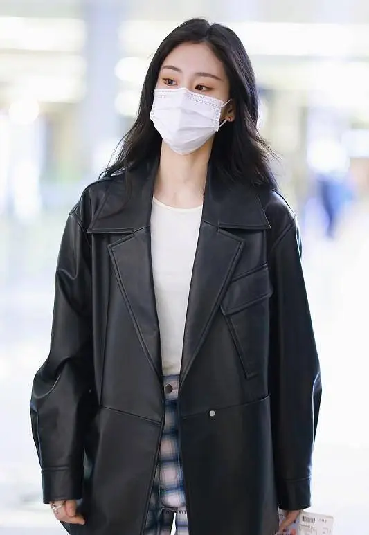 原创张碧晨的机场私服好显气质怼脸拍都不怕廓形皮衣真显个性