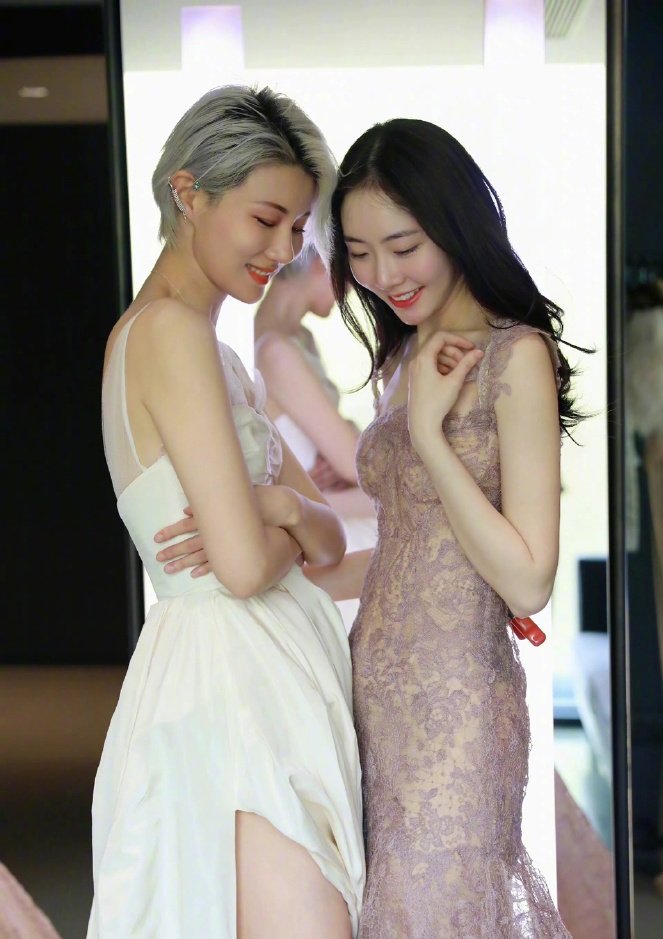 陈露和闺蜜的合照