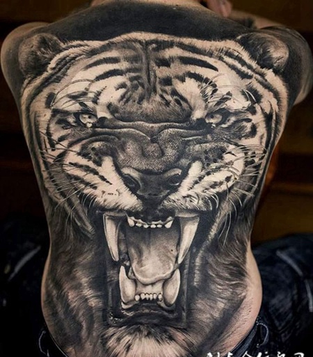 咆哮的王者,满背虎头霸气纹身