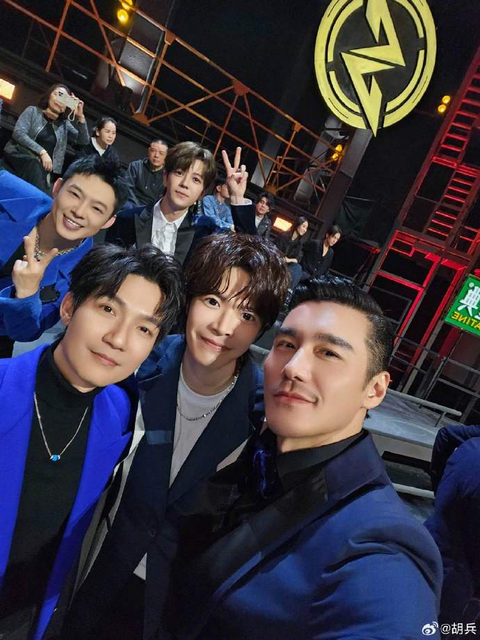 胡兵合照表情像复制粘贴##胡兵是发给各家粉丝收图的吧