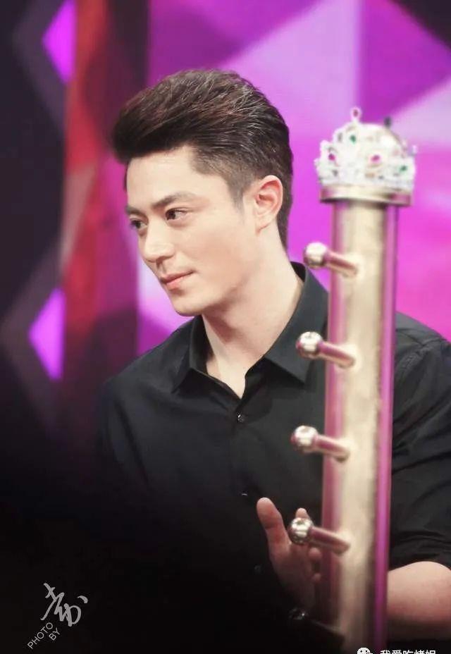 霍建华被偶遇,43岁依旧帅气不减,稀疏白发抢镜!