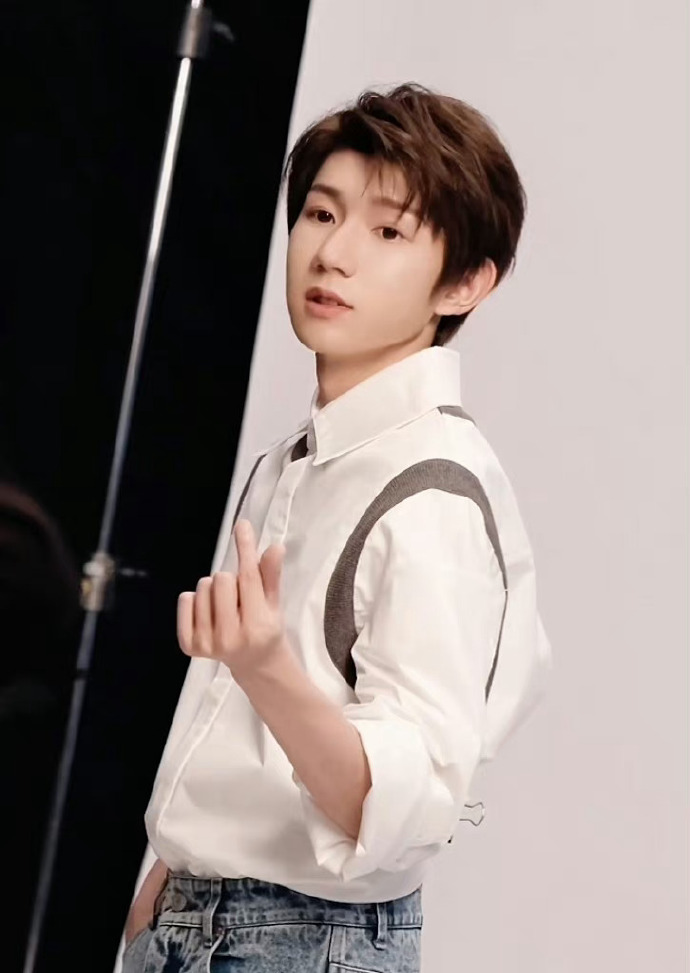 王圈那些年的比心"进化"史00#王源23岁且放青山远