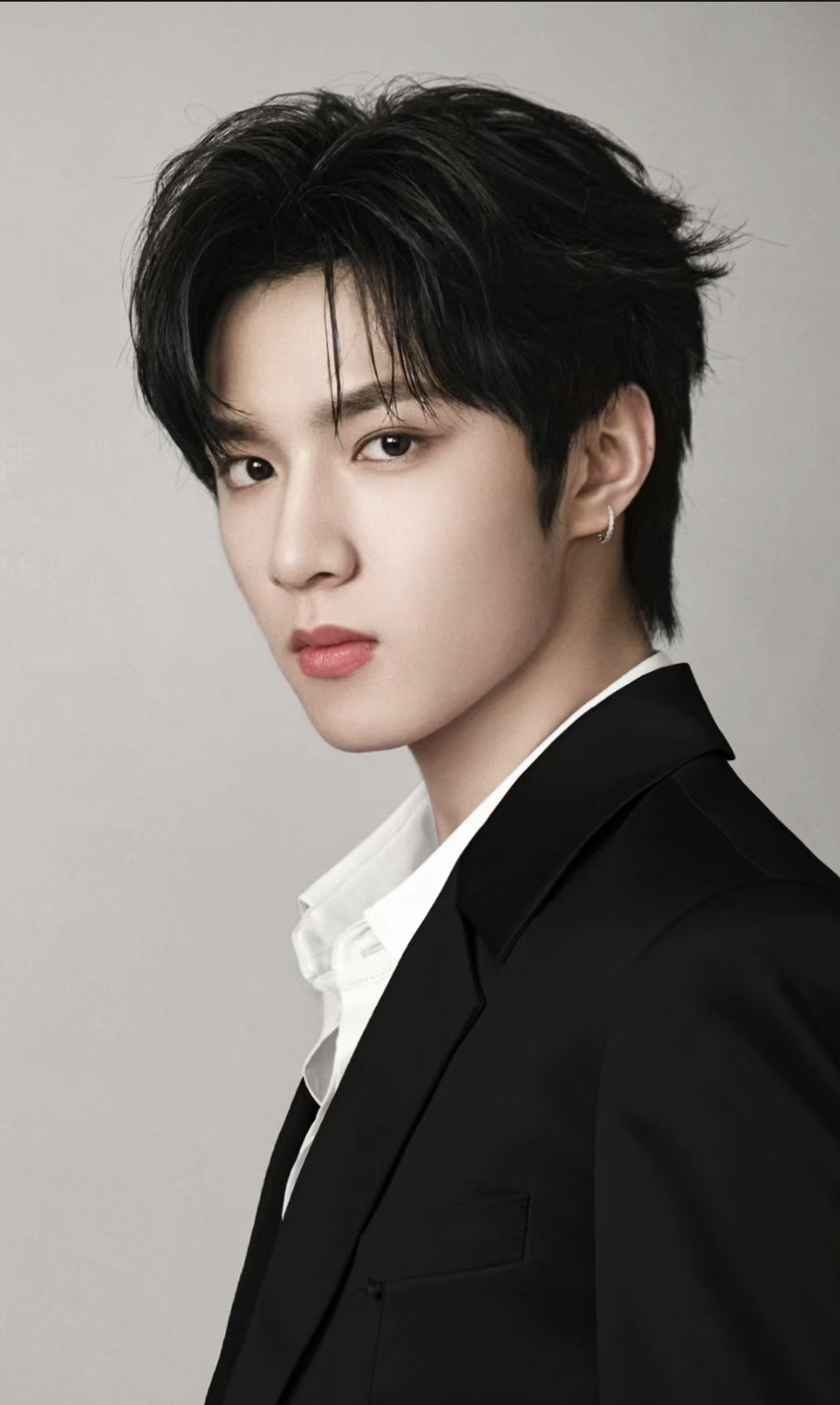 时代少年团刘耀文的脸真的是太绝了,绝对的霸道总裁相!