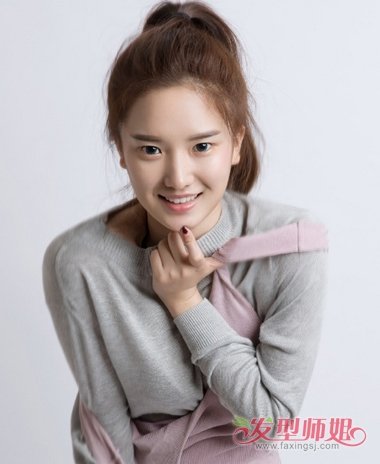 个矮女生韩式露额高马尾辫发型