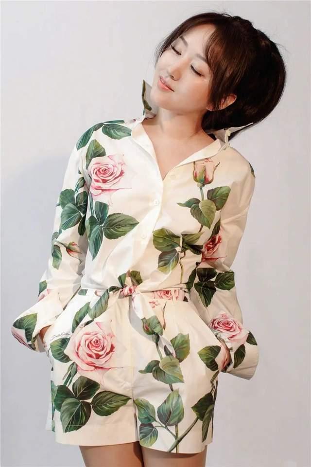 杨钰莹"真人"长啥样?看到无美颜的照片后,网友:确定是49岁?