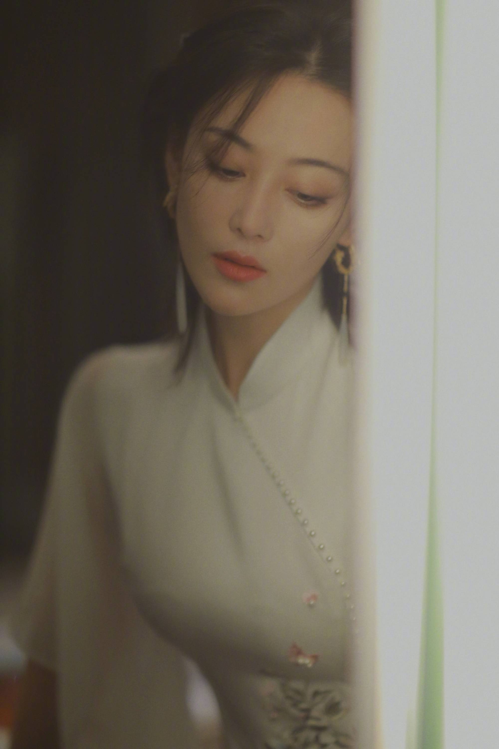 张馨予白色旗袍造型出席时装周仙气飘飘举止间尽显温柔