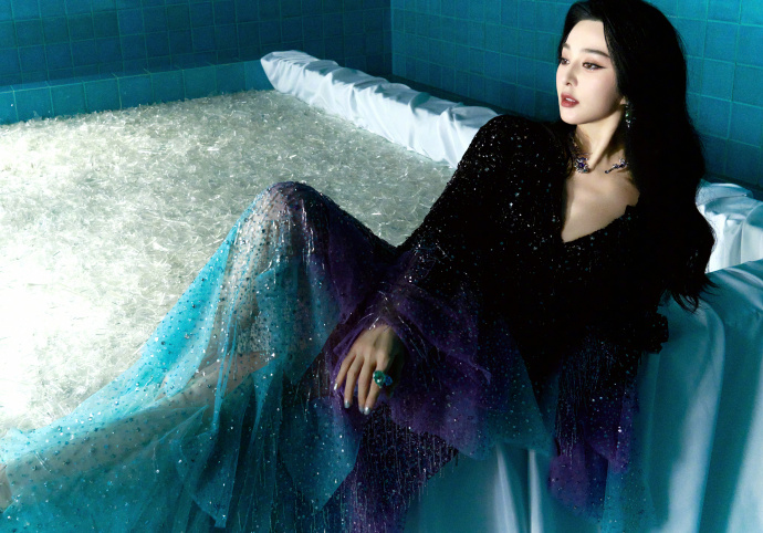 范冰冰超话@范冰冰身着georges hobeika2023秋冬渐变亮片流苏裙出席