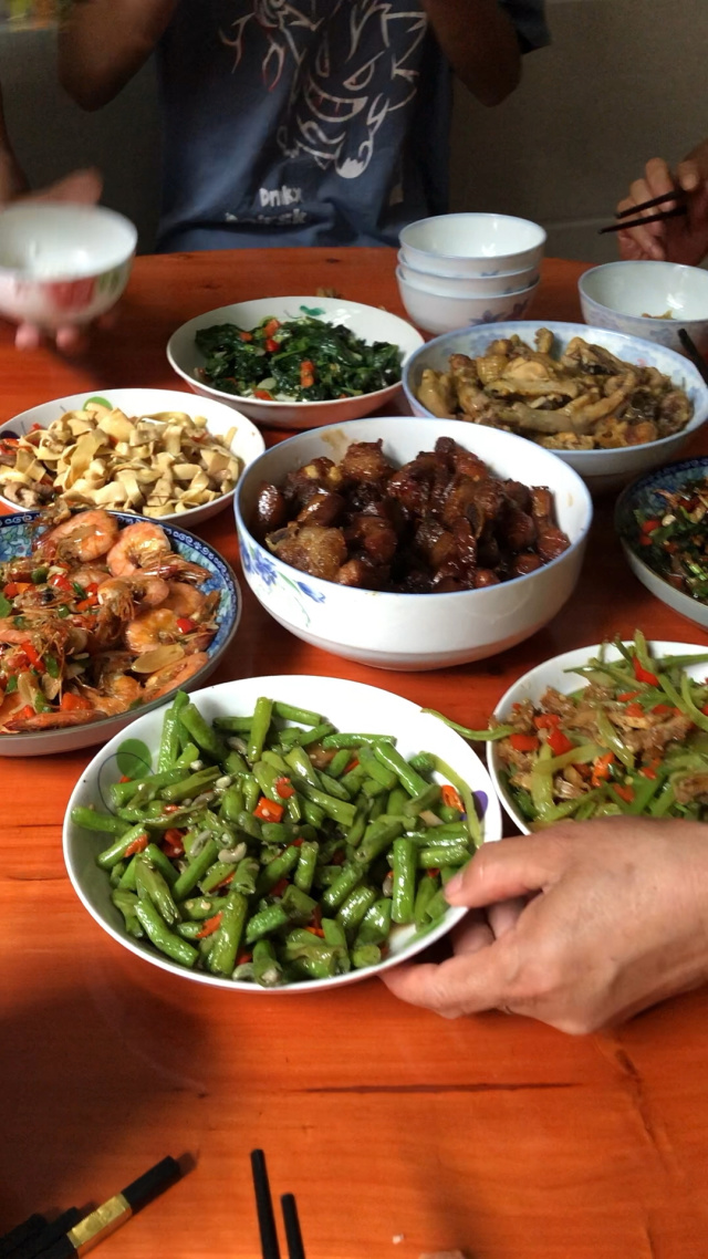 一大家子吃饭好热闹啊