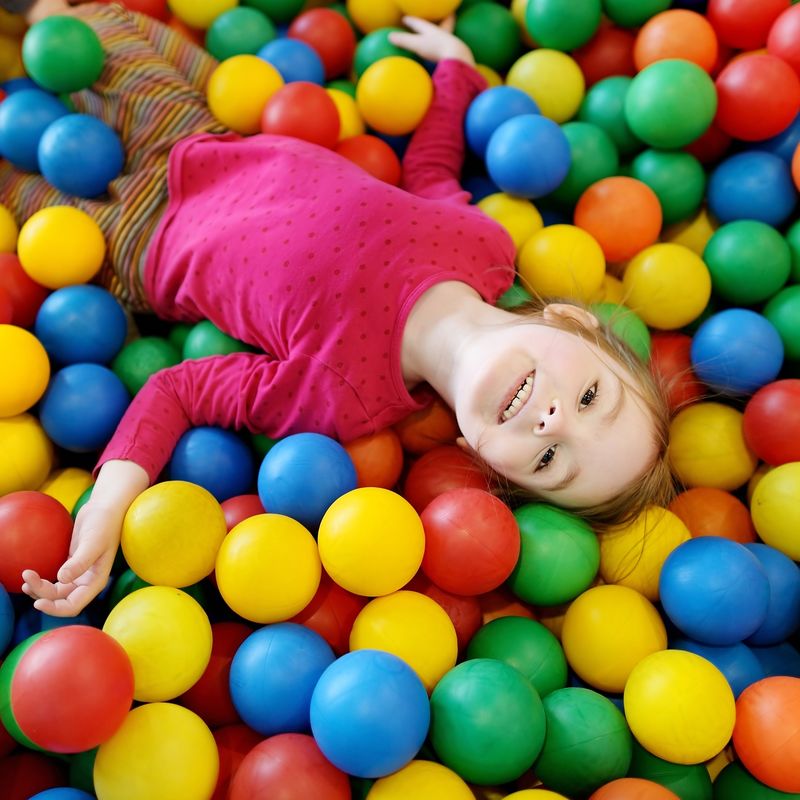 孩子在河边抓鱼