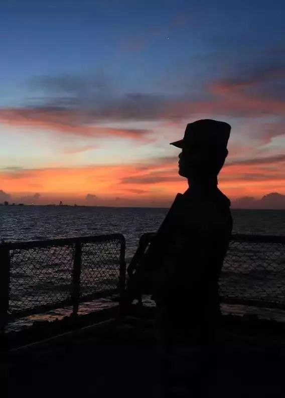 建军节不忘初心牢记使命向军人致敬