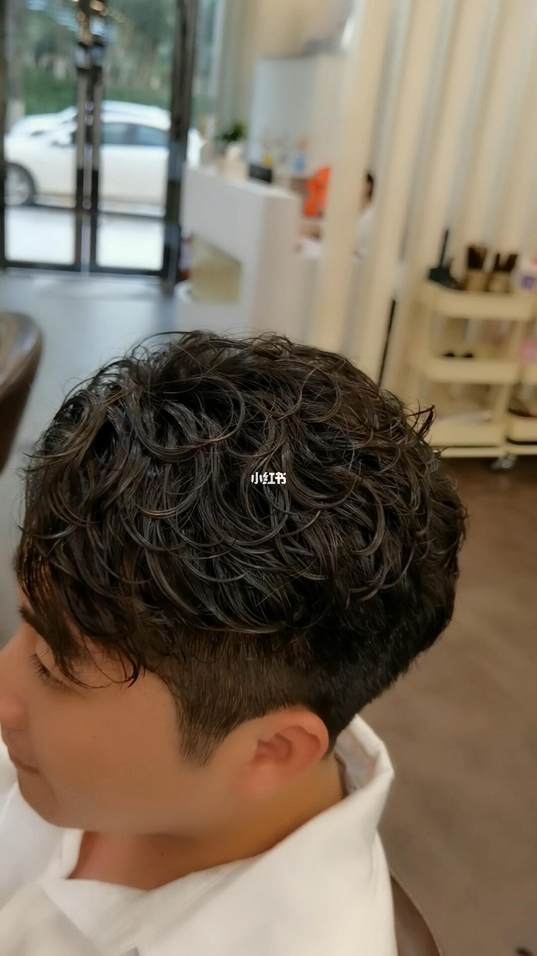 男士烫发港风侧背头