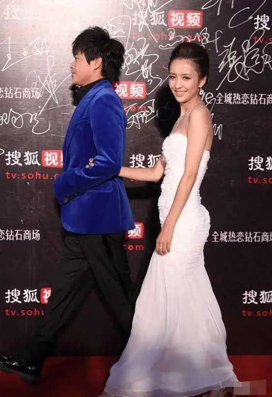 佟丽娅挽手老公现身陈思诚大步前行不体贴佟丽娅穿长裙很尴尬