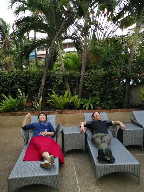 蓝白沙美岛,是国家海洋自然保护区,躺在沙滩椅上,一边晒太阳,一钡吹