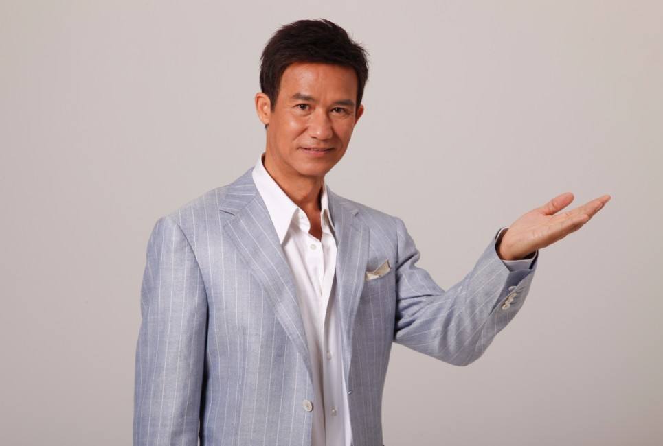 李子雄跑了几年龙套后,一次偶然机会被徐克发掘并签约