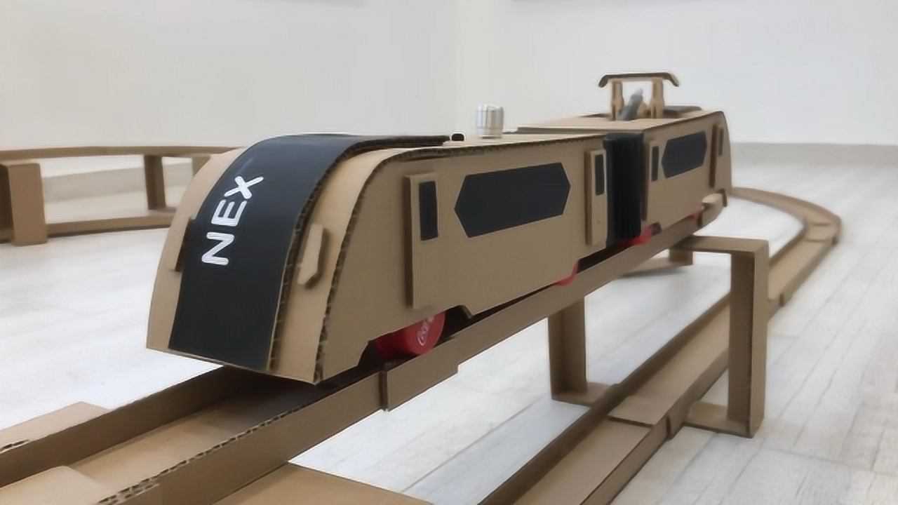 达人用纸板制作大型地铁轨道列车,这手工强不强?