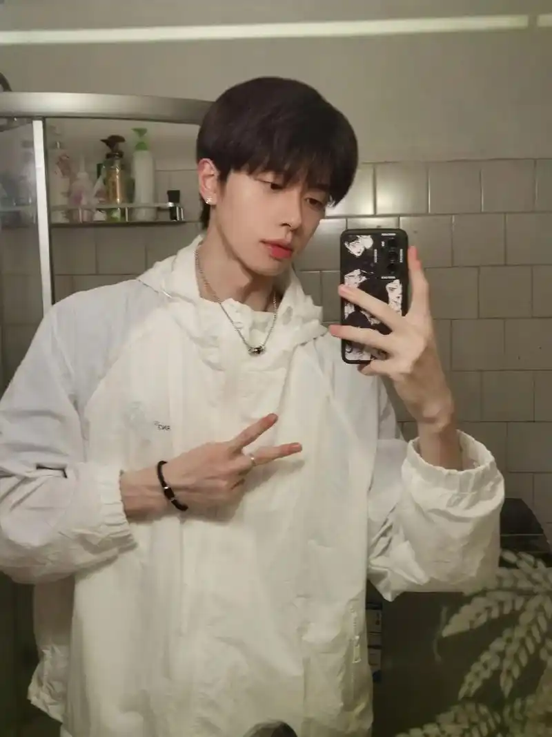 很内向,只敢在厕所拍照.#侧颜 #对镜自拍 #男生自拍 #父 - 抖音