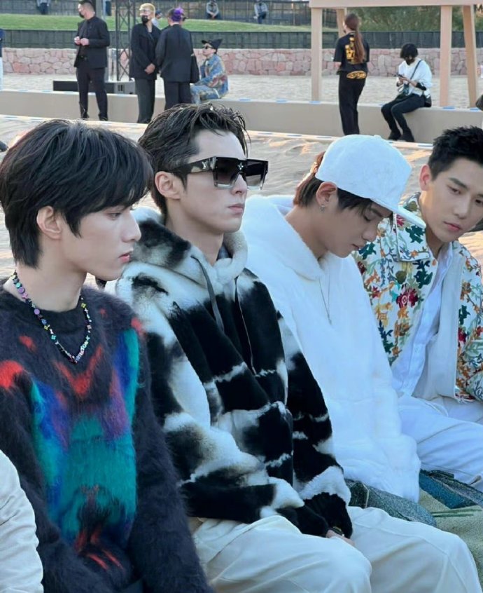 王鹤棣王安宇黄明昊刘耀文同框照