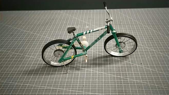 随手捡的易拉罐做个自行车能登能骑还能跑手工创意变废为宝自行车