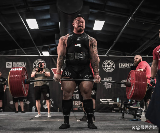 第一个无装备力量举三项成绩达到1000公斤的纯华裔选手-安迪黄